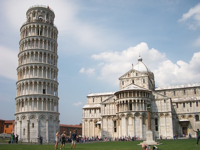 Photo:  italy-pisa-leaning-tower-city