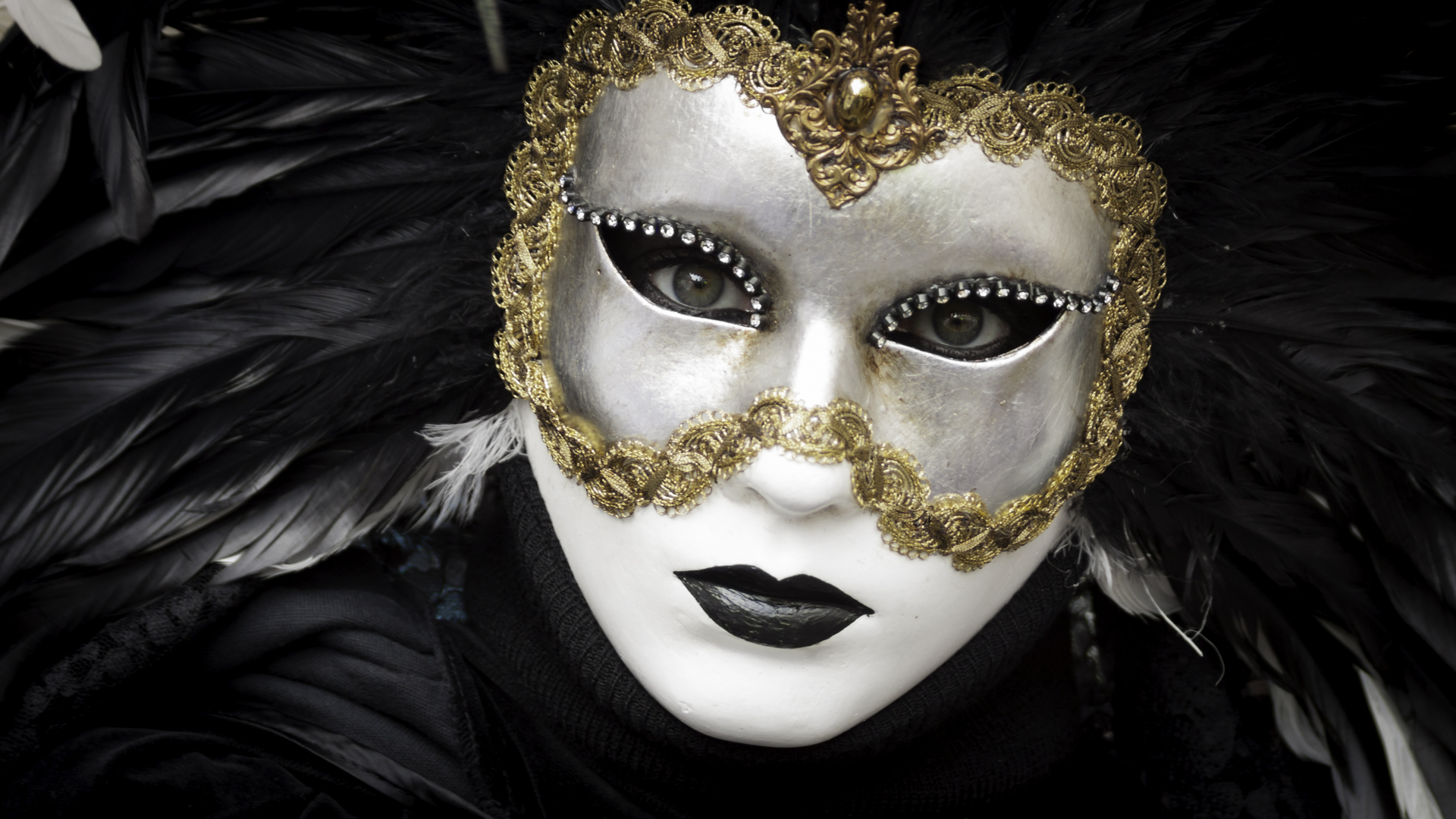Человек в маске шоу. Венецианский карнавал Вольто. Венецианская маска Баута. Венецианский бал-маскарад. Маски венецианские карнавальные.